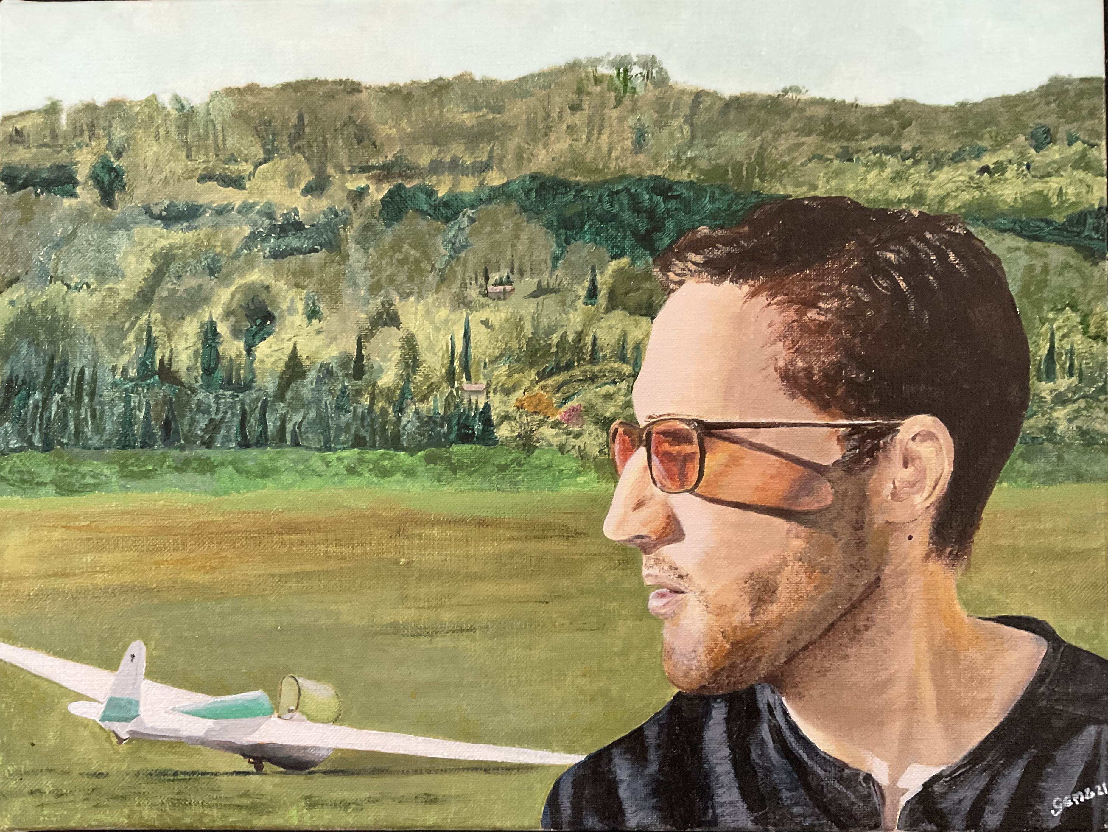 L'aviateur - Un homme de profil avec lunette de soleil, sur fond d'aérodrome et planneur.