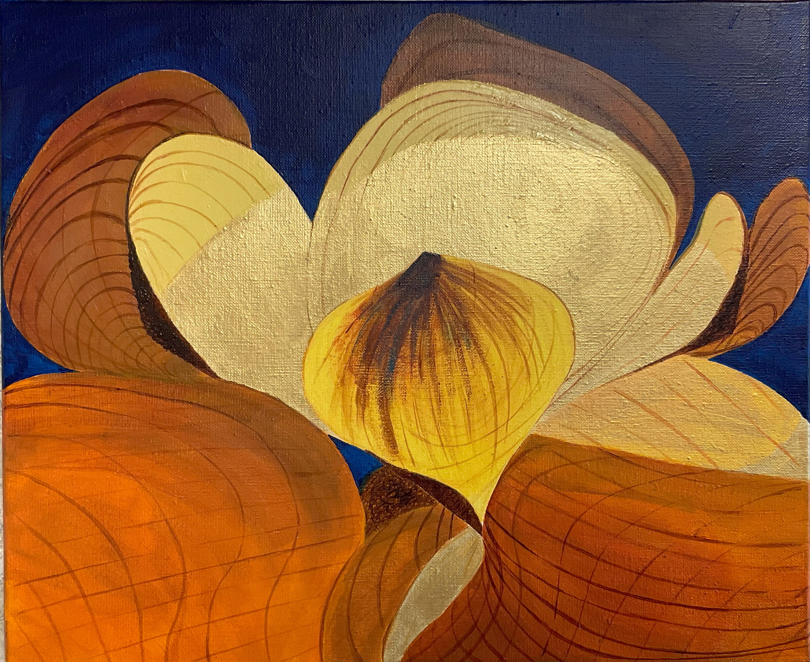 Formes géométriques orange dorées et marron rappelant l'éclosion d'une fleur