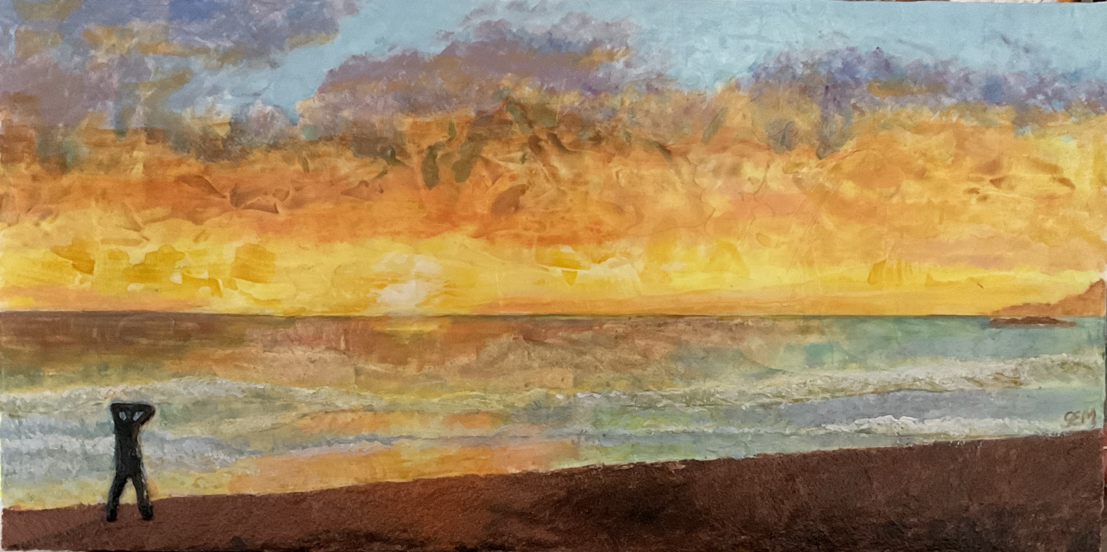 Coucher de soleil jaune. Observateur sur la plage